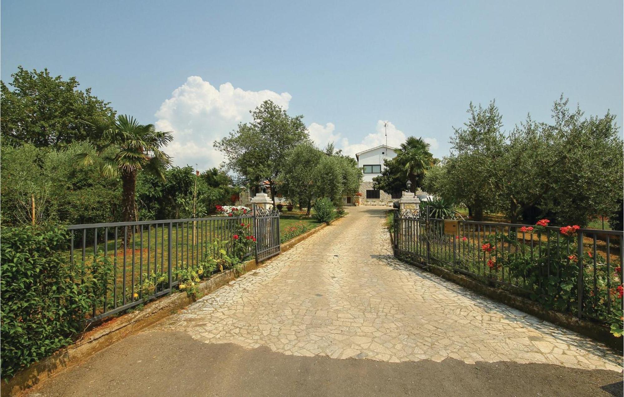 Beautiful Apartment In Porec With Wifi מראה חיצוני תמונה