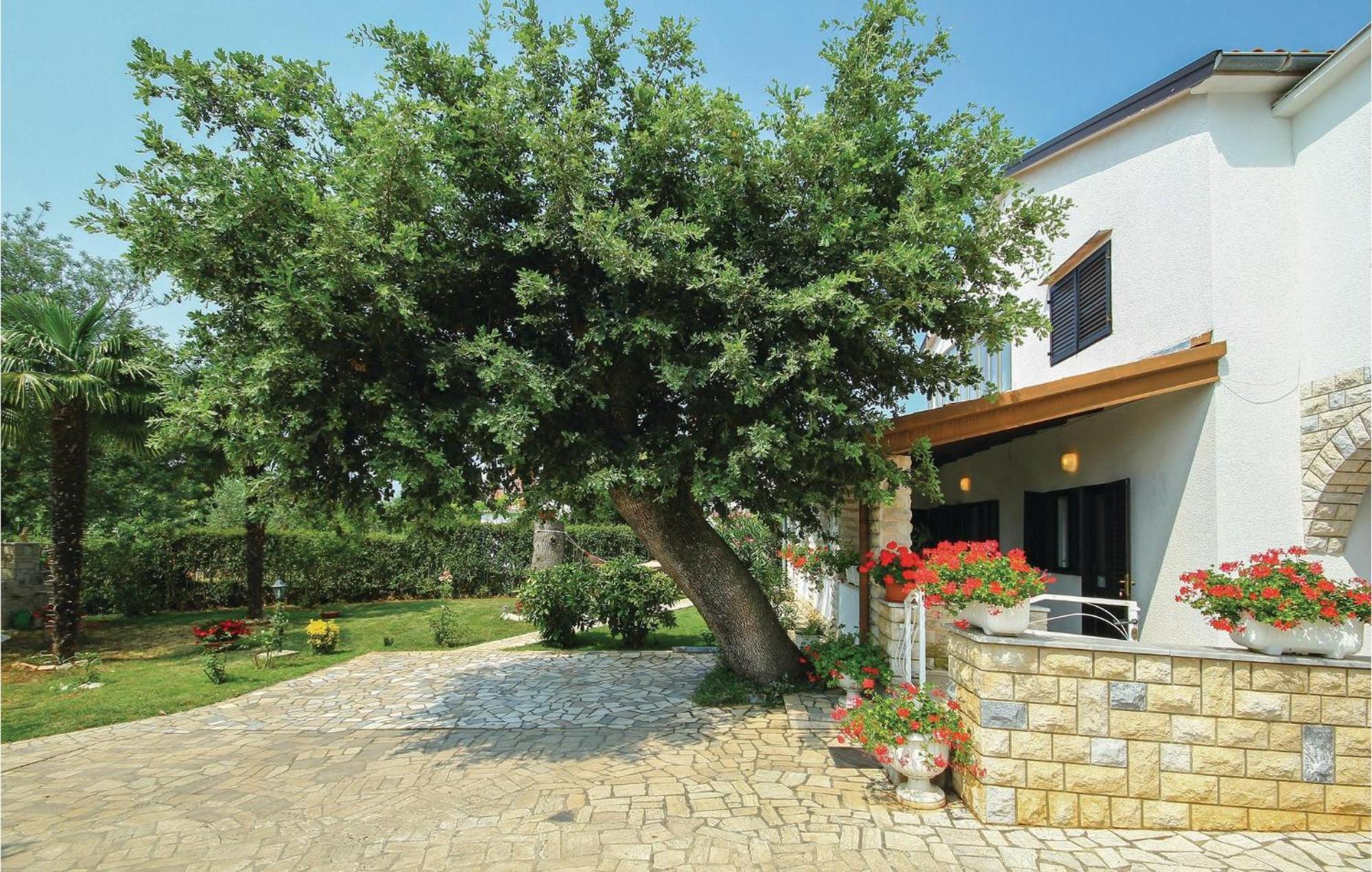 Beautiful Apartment In Porec With Wifi מראה חיצוני תמונה